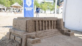 El Monumento a la Bandera de arena se exhibe en La Florida.