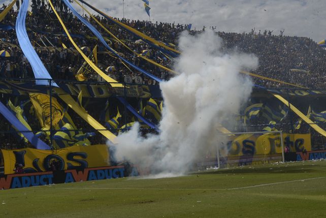 En 2022, un clásico se jugó en el Gigante, los hinchas arrojaron bombas de estruendo y la Provincia sancionó al club.