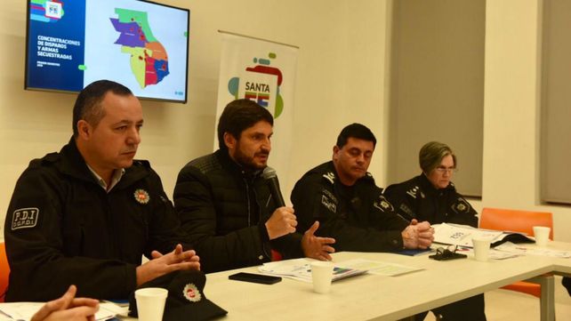 El ministro Pullaro junto a la plana mayor de la policía de Rosario.
