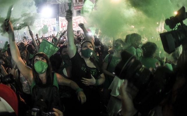 Emoción en los festejos en Argentina por la legalización del aborto