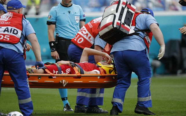 Los paramédicos llevan en camilla al ruso Mario Fernández después de su lesión durante el partido del grupo B del campeonato de fútbol de la Euro 2020 entre Rusia y Finlandia en el estadio de San Petersburgo