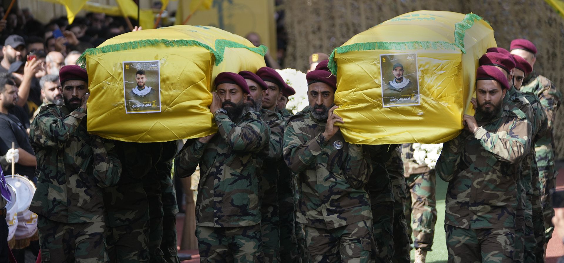 Miembros de Hezbolá llevan los ataúdes de dos de sus camaradas que murieron el miércoles cuando explotó un dispositivo portátil, durante una procesión fúnebre en los suburbios del sur de Beirut, el jueves 19 de septiembre de 2024. (Foto AP/Hussein Malla) Miembros de Hezbolá llevan los ataúdes de dos de sus camaradas que murieron el miércoles cuando explotó un dispositivo portátil, durante una procesión fúnebre en los suburbios del sur de Beirut, el jueves 19 de septiembre de 2024. (Foto AP/Hussein Malla)