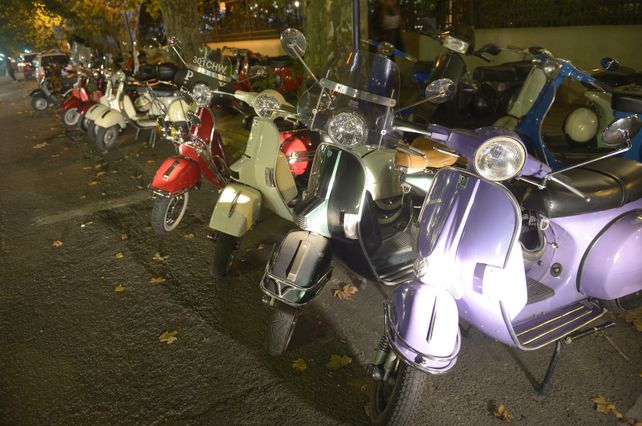 Los fanáticos celebraron  en Rosario los 70 años de la legendaria Vespa
