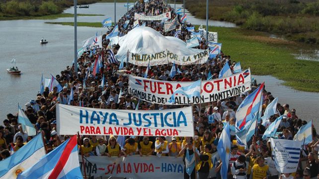 Numerosos manifestantes se movilizaron contra la instalación de otra pastera.&nbsp;