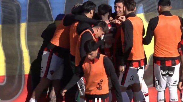 Los jugadores de Patronato celebran el gol de Maxi Rueda.