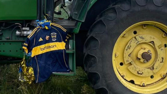 La camiseta que Boca soltó en la Bombonera en homenaje a Miguel Russo apareció en un campo de Uruguay.