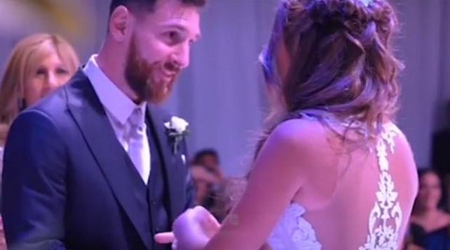 Dando el sí. Leo Messi y Anto Roccuzzo en el momento más emotivo de la boda en Rosario.