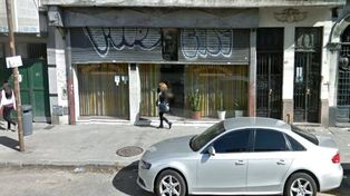 Una mujer tiene en un negocio el cadáver de su padre