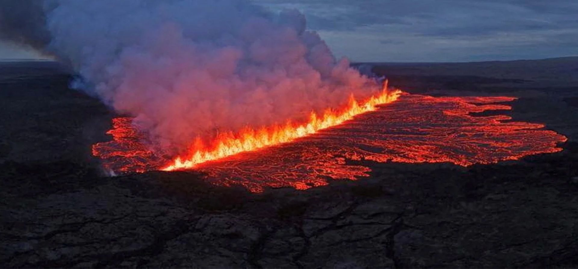 La lava emerge a través de una fisura después de una erupción volcánica, Reykjanes, Islandia. Fotografía: Hordur Kristleifsson/Protección Civil de Islandia/Reuters La lava emerge a través de una fisura después de una erupción volcánica, Reykjanes, Islandia. Fotografía: Hordur Kristleifsson/Protección Civil de Islandia/Reuters