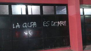 Las pintadas aparecieron en las paredes del estadio cubierto de Newells.