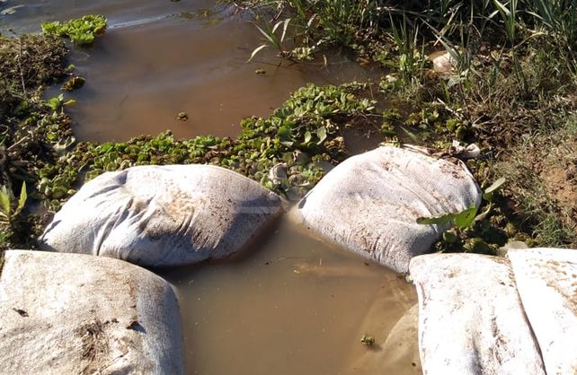 Vecinos de Alto Verde denuncian que sacan las bolsas y el camino se inunda