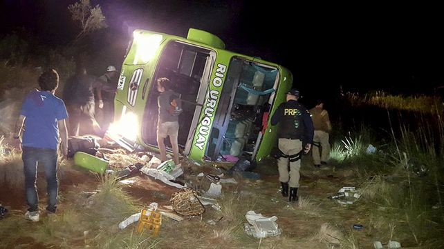 Socorristas. El micro volcó en la madrugada de ayer en el Estado Rio Grande do Sul