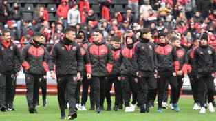 Muchos jugadores presenciaron por primera vez un banderazo leproso, el ritual que se hace en cada previa al clásico.