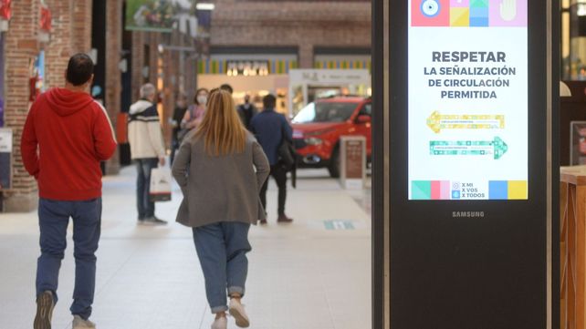La baja de casos propició que este lunes se abrieran los shopping en la ciudad.