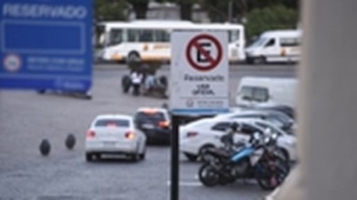 Quieren eliminar todos los permisos de estacionamiento para funcionarios
