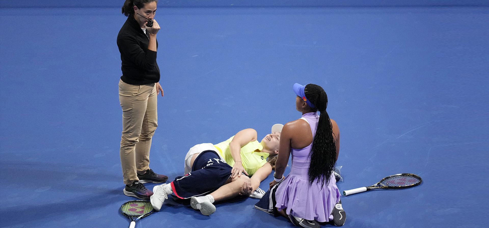 Una asistente de pista pide ayuda después de que Daria Saville de Australia se cayera durante un partido individual contra Naomi Osaka de Japón en el torneo de tenis Pan Pacific Open en Tokio, el martes 20 de septiembre de 2022.