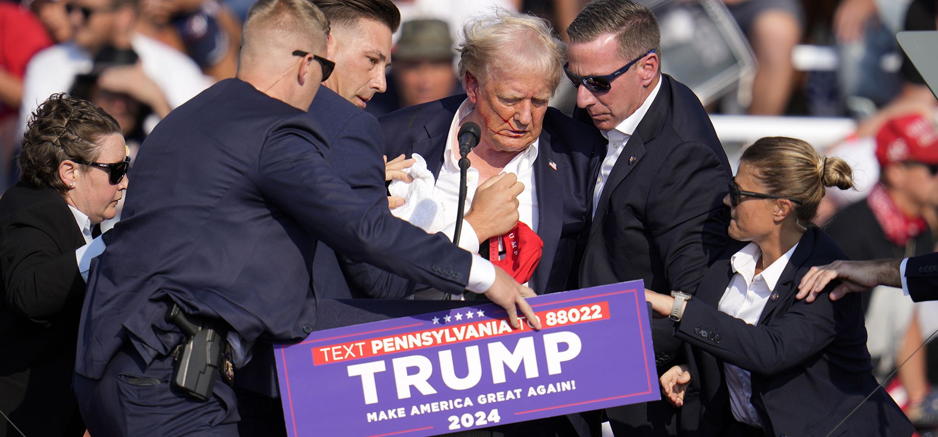 ARCHIVO - El candidato republicano a la presidencia de EEUU Donald Trump recibe ayuda para salir del escenario tras un acto de campaña en Butler, Pensilvania, el 13 de julio de 2024. (AP Foto/Gene J. Puskar, Archivo) ARCHIVO - El candidato republicano a la presidencia de EEUU Donald Trump recibe ayuda para salir del escenario tras un acto de campaña en Butler, Pensilvania, el 13 de julio de 2024. (AP Foto/Gene J. Puskar, Archivo)
