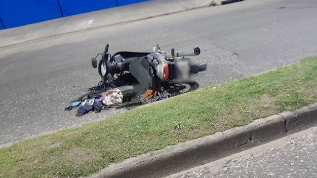 El motociclista cayó sobre la calzada pasada la medianoche.