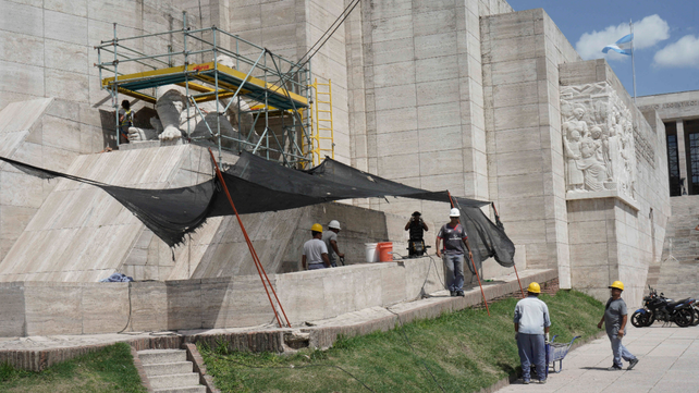 El Monumento a la Bandera entró en obras hace casi un año y hay una deuda millonaria por trabajos ya ejecutados.