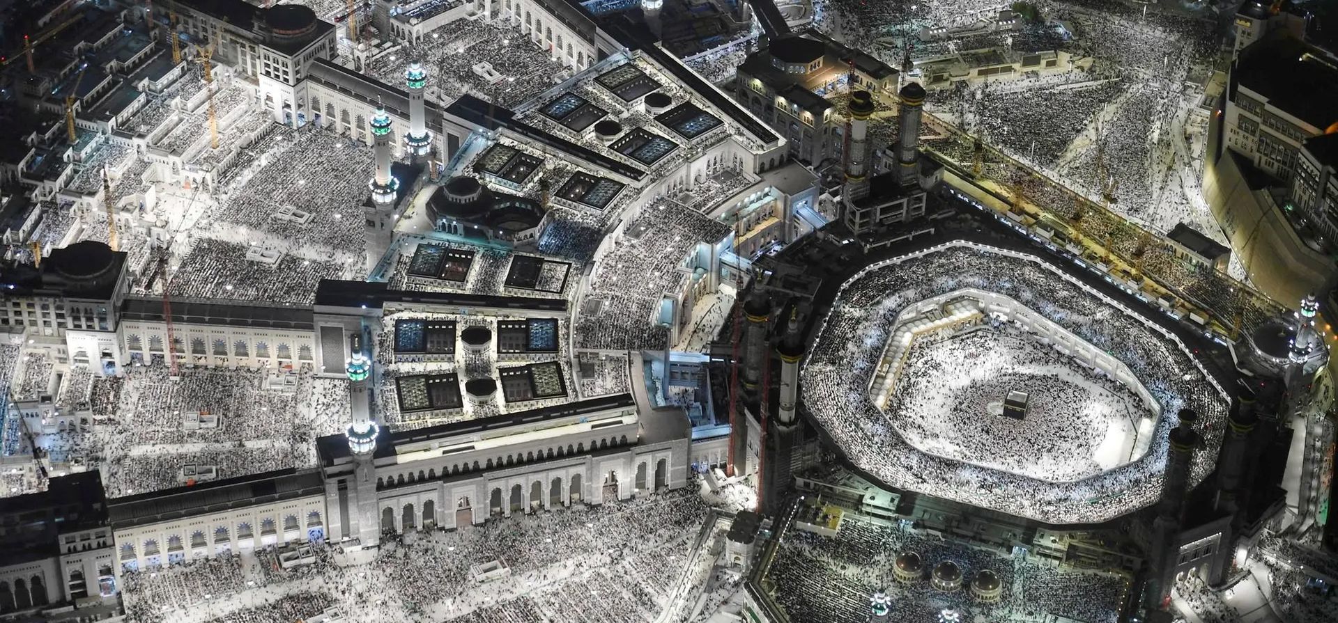 La gente visita la Gran Mezquita durante el Ramadán. Más de 22 millones de fieles han visitado el sitio en los primeros 20 días del mes sagrado, según las autoridades, La Meca, Arabia Saudí. Fotografía: Agencia de Prensa Saudita/Reuters