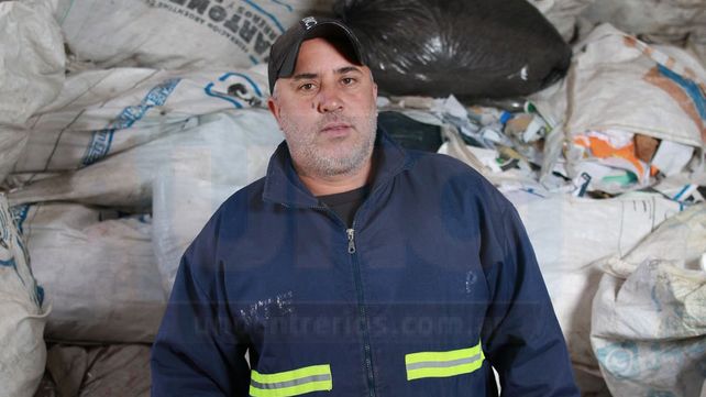 Recicladores ganan el pan y el respeto caminando la ciudad
