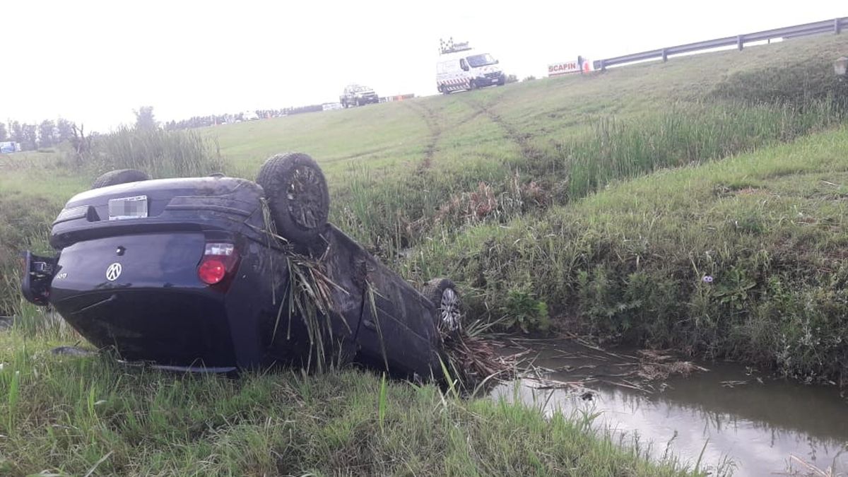 Espectacular vuelco y un choque complicaron el tránsito en la autopista ...