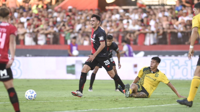 Gonzalo Maroni fue determinante para que Newells obtenga el primer triunfo en el torneo.