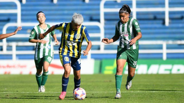 Daiana Gómez maniobra con pelota al pie en campo de Excursio.