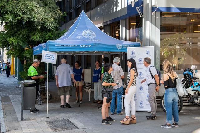 El municipio ofrece dos puntos de hidratación y asistencia médica para paliar los golpes de calor.