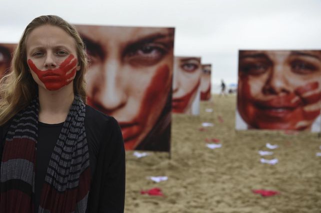 Cientos de bombachas inundan las playas de Brasil en protesta por violaciones a mujeres