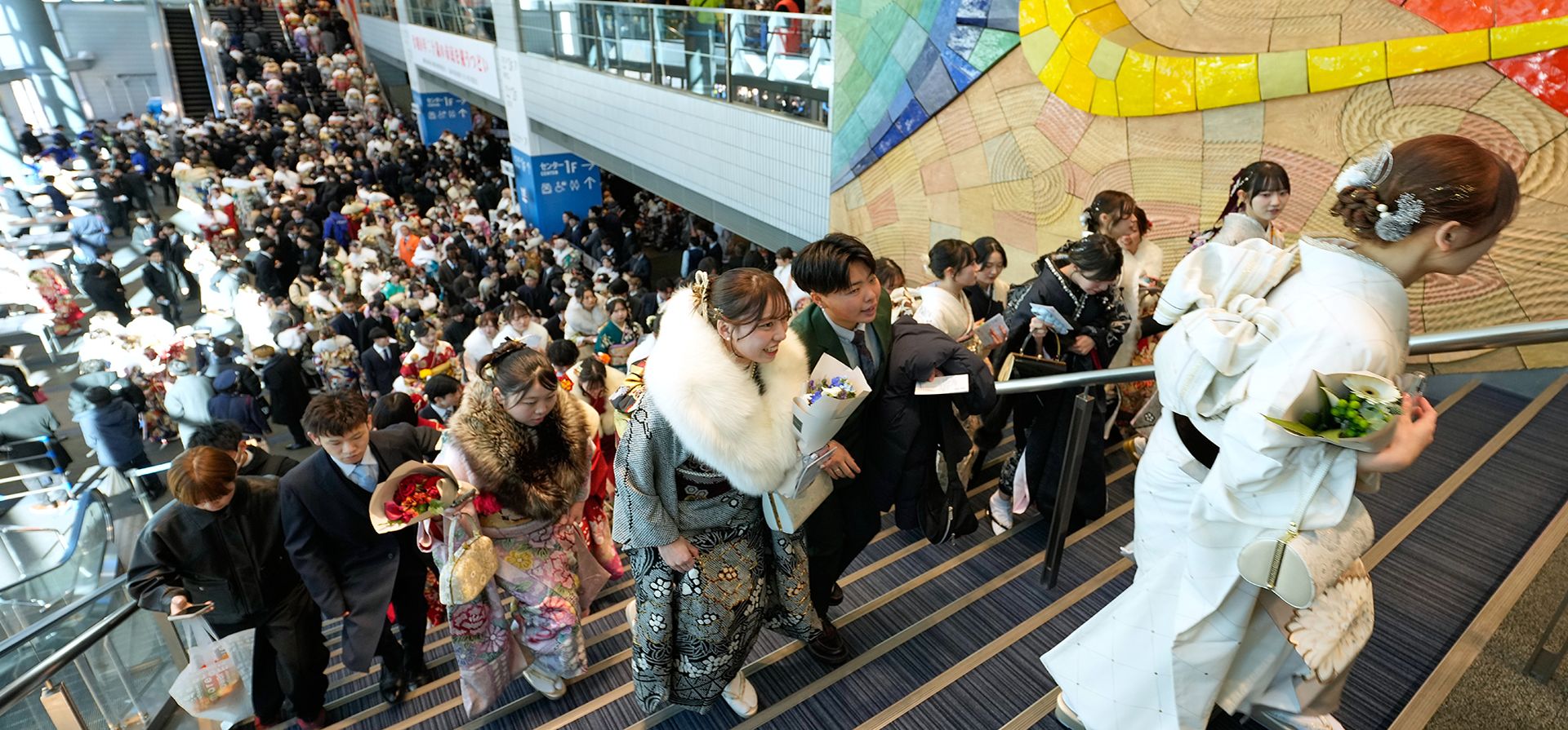 Jóvenes llegan a un lugar para celebrar el Día de la Mayoría de Edad, una tradición centenaria y festividad nacional que conmemora el paso de la infancia a la edad adulta, el lunes 12 de enero de 2026, en Yokohama, cerca de Tokio. (Foto AP/Eugene Hoshiko) Jóvenes llegan a un lugar para celebrar el Día de la Mayoría de Edad, una tradición centenaria y festividad nacional que conmemora el paso de la infancia a la edad adulta, el lunes 12 de enero de 2026, en Yokohama, cerca de Tokio. (Foto AP/Eugene Hoshiko)
