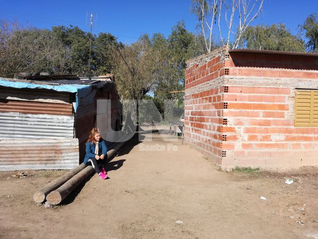 Un comedor alimenta a más de 300 personas a pesar de no tener gas, iluminación, ni agua potable