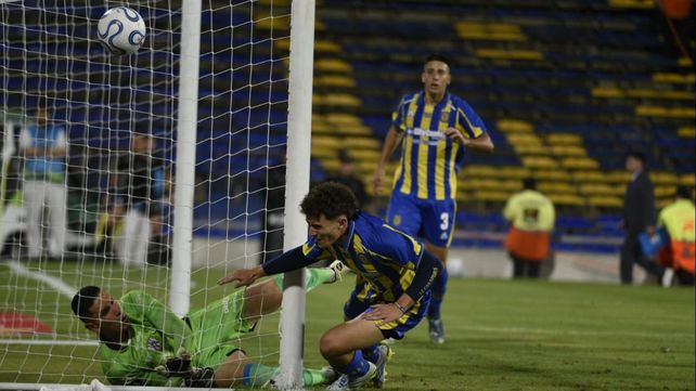 Ignacio Ovando se esfuerza para tratar de impactar el cabezazo de Veliz. Enseguida el zaguero central haría echar el jugador de Independiente del Valle.