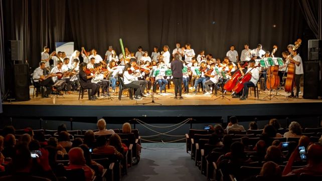 Fiesta de Colectividades: mandolinas y percusión en el debut de Venezuela