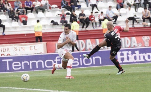 Con alma y vida. Cocoliso González remata para el 2 a 0 de Newells ante Huracán.