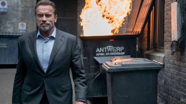 Arnold Schwarzenegger interpreta a LuKe Brunner. El actor pidió que no se disimulara su edad.