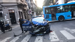 Choques con patrulleros: un móvil de la policía de Santa Fe destruido por un siniestro.