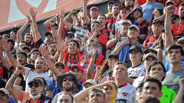 Volvieron los hinchas de Patronato al Grella. Más de 4000 personas rojinegras en el estadio