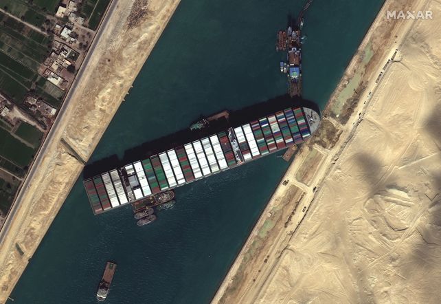 Canal de Suez: apuntan al factor humano como causa del accidente