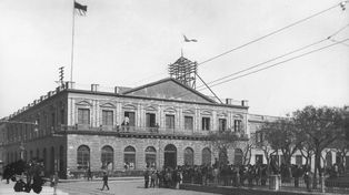 El viejo edificio de la jefatura marcado por los proyectiles de los revolucionarios. Arriba a la izquierda flamea la bandera radical.&nbsp;