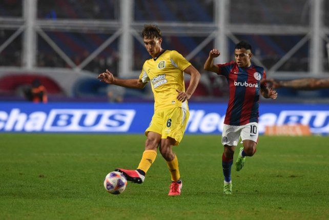 Juan Cruz Komar se vuelve a meter en el equipo, en la apuesta de Russo de la inclusión de un tercer central.