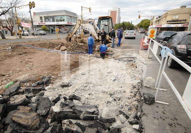Cortan media calzada en Bulevar y Urquiza por trabajos de Assa. Fotógrafo: José Busiemi / Diario UNO Santa Fe
