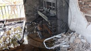 El interior del primer piso de la casa del barrio Bouchard muestra la magnitud del incendio.&nbsp;