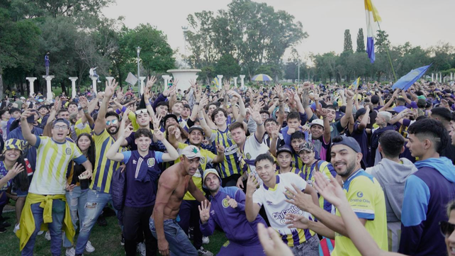 La hinchada de Central se congregó en el Parque Alem para brindarle, a su manera, el apoyo al conjunto de Miguel Angel Russo.