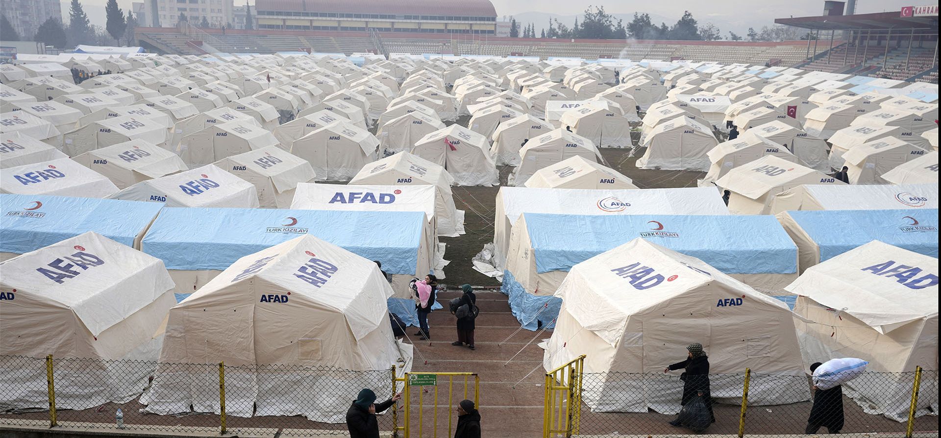 Campamento con tiendas de campaña que se instalaron para acomodar a los sobrevivientes del terremoto, en Kharamanmaras, sureste de Turquía, el viernes 10 de febrero de 2023. (Foto AP/Kamran Jebreili)