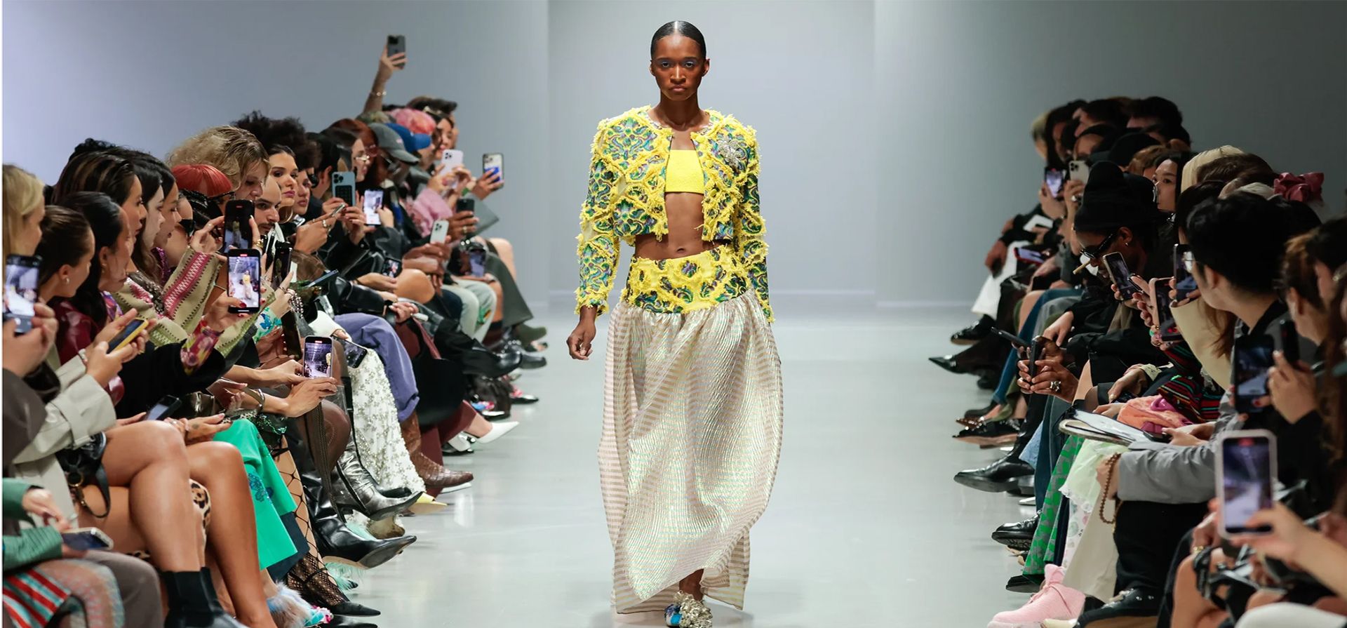 Una modelo camina por la pasarela durante el desfile de moda femenina primavera-verano 2025 de Shuting Qiu en el Palais de Tokyo en el marco de la semana de la moda de París, Francia. Fotografía: Richard Bord/Getty Images Una modelo camina por la pasarela durante el desfile de moda femenina primavera-verano 2025 de Shuting Qiu en el Palais de Tokyo en el marco de la semana de la moda de París, Francia. Fotografía: Richard Bord/Getty Images