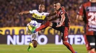 Fernando Telechea intenta obstruir el avance Xeneize encabezado por Wilmar Barrios. &nbsp;