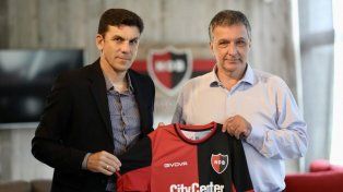 La dirigencia de Newells decidió cesantear por los malos resultados a su entrenador, Mauricio Larriera.