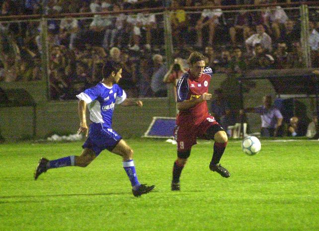 Leandro Armani se lleva la pelota ante el salaíto Alejandro Rubio. El delantero charrúa marcó dos goles de penal.