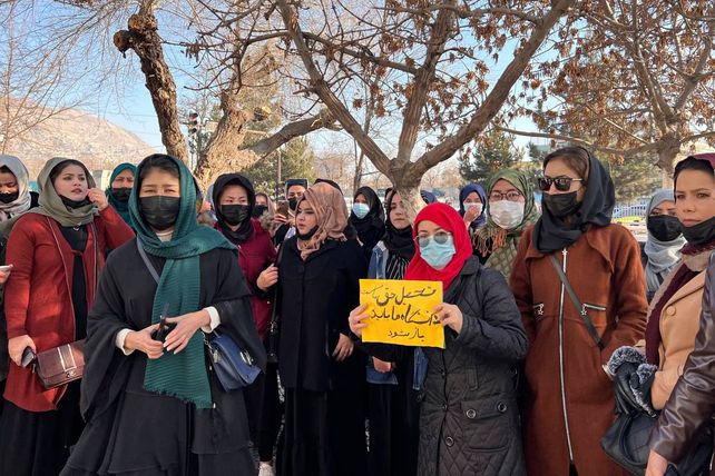 Estudiantes universitarias protestan en Kabul. Los talibanes les niegan el derecho a estudiar.